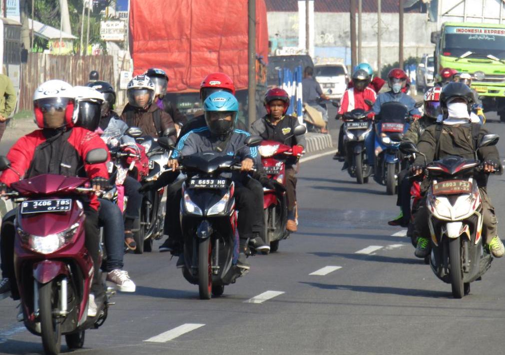 Jalur Pantura Karawang  Didominasi Pemudik Bersepeda Motor 