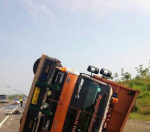 mobil terguling