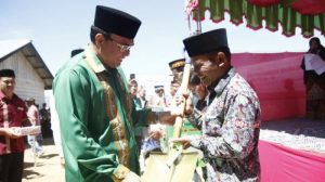 Bupati Nasaruddin meyerahkan peralatan gotong royong