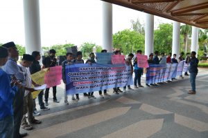 Foto Demo dikantor Gub 1