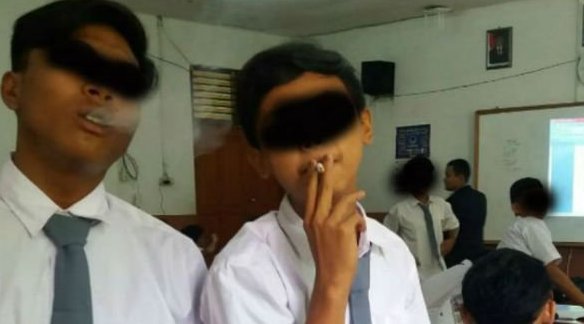 Parah Siswa Smk Ini Berfoto Sambil Merokok Saat Guru Sedang Mengajar