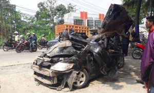 Kecelakaan Mobil Sedan Hitam