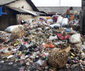 Tumpukan Sampah yang Bau dan busuk menumpuk di Pasar Majalaya
