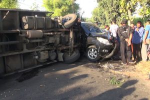 pecah-ban-4-kendaraan-terlibat-kecelakaan-beruntun-di-jombang-Rrh