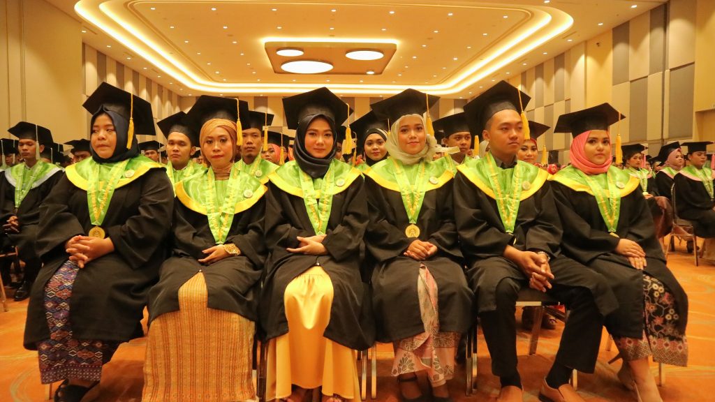 Bina Insani Bekasi Sukses Meluluskan Ratusan Wisudawan - Spirit News