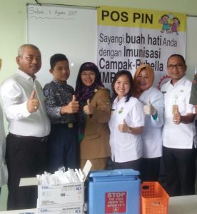 Walikota Bekasi Rahmat Effendi, didampingi Kepala Dinkes Kota Bekasi suport Tim Puskesmas Karang Kitri Bekasi Timur Vaksin Campak & Rubella