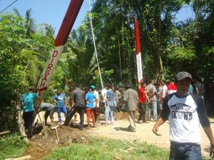Warga saat merobohkan tiang pembatas
