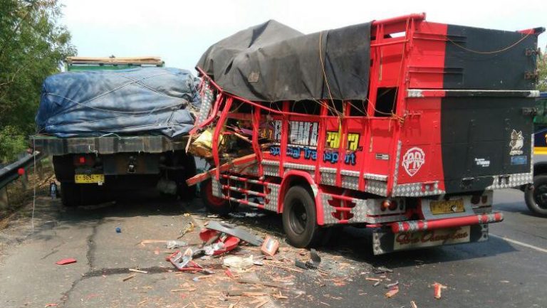 Terjadi Kecelakaan 2 Mobil Truk Bermuatan Di Tol Jakarta - Cikampek ...