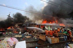 101034-kebakaran-hanguskan-ratusan-rumah-semi-permanen-di-kampung-bandan-d1W_highres (1)