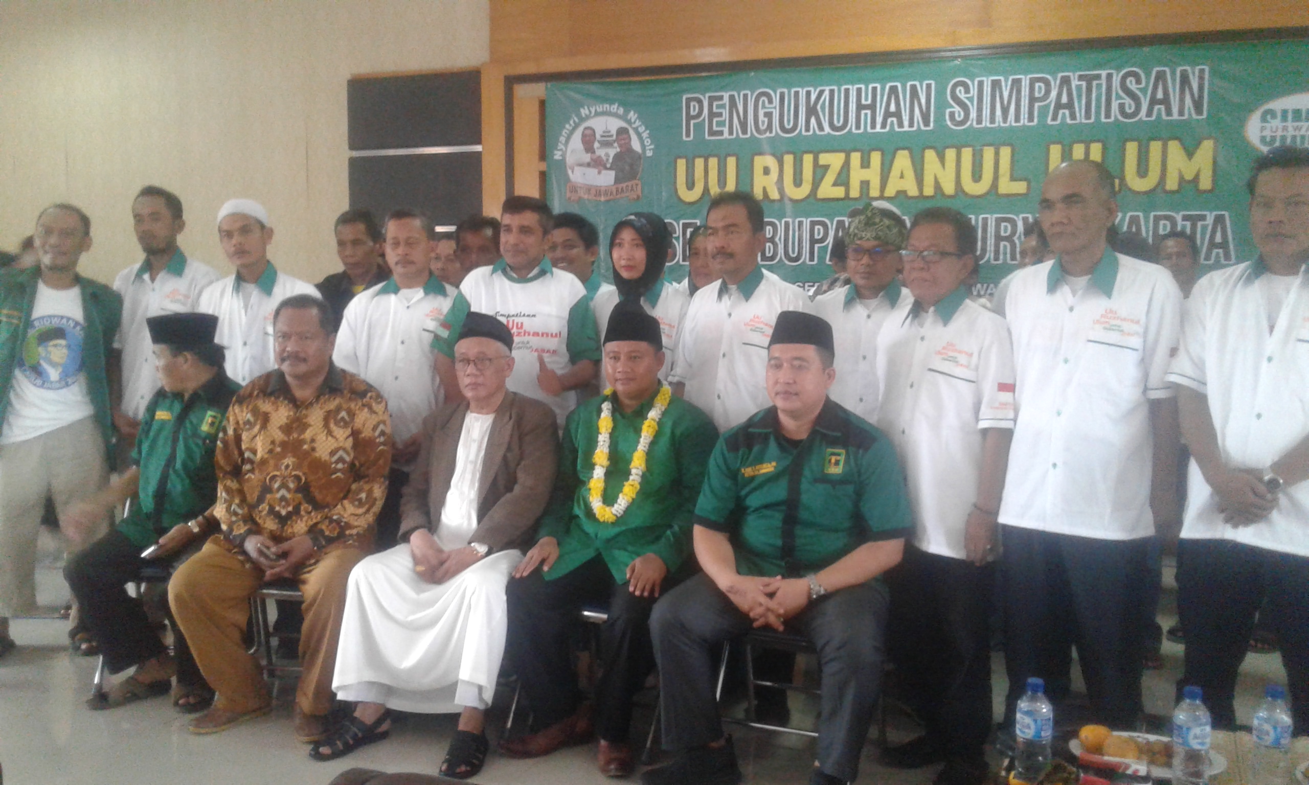 Kang Uu foto bersama Relawan Simpul di Purwakarta