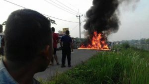 Dua Motor Tabrakan dan terbakar di Karawang