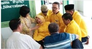 Ketua DPD Partai Golkar Karawang, Hj Sri Rahayu Agustina tiba-tiba jatuh pingsan saat hendak melakukan pembacaan doa di Maqom Prasasti ulama Syekh Qurro