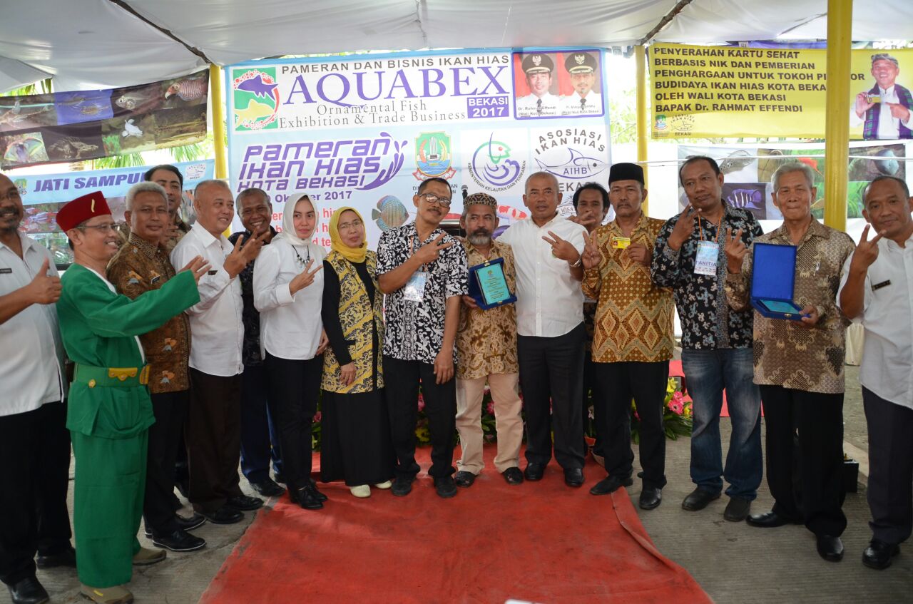 Wali Kota Bekasi, Rahmat Effendi foto bersama usai resmikan Pameran Ikan Hias Kota Bekasi