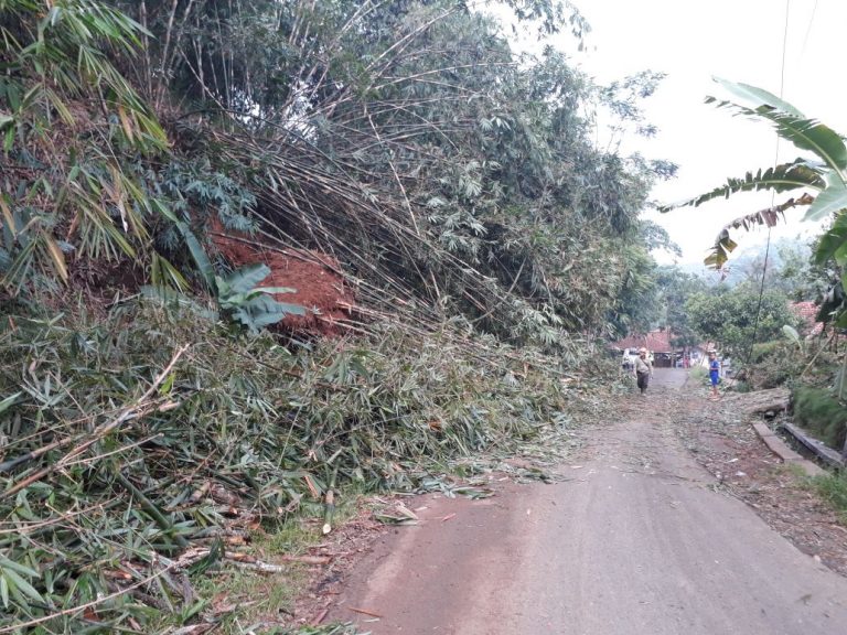 tanah longsor hingga menutup separuh jalan