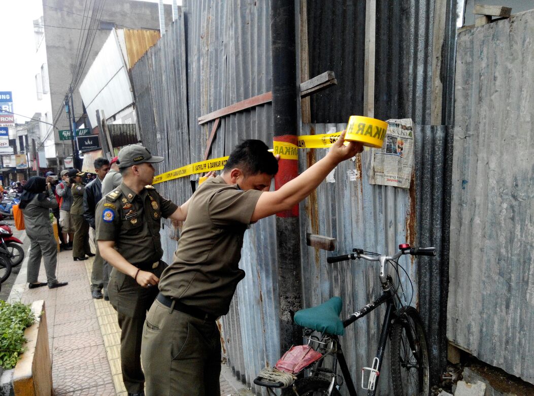 Dinas Satpol PP Kota Cimahi segel bangunan yang tidak berizin di Jalan Gandawijaya