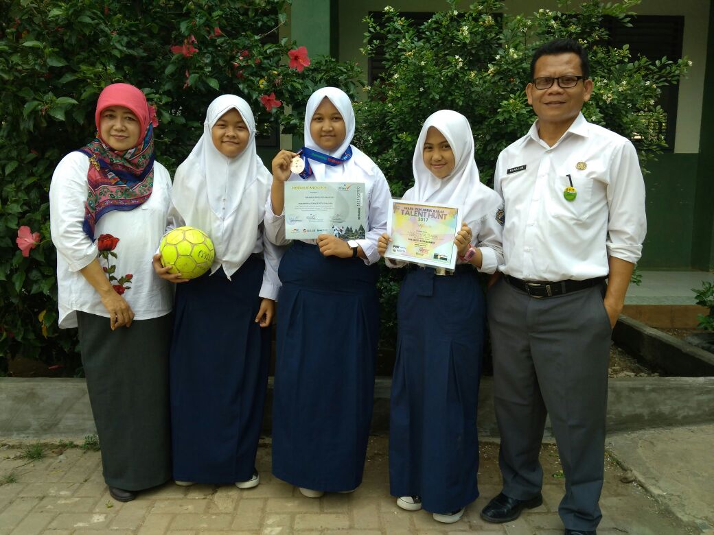 Siswi yang berprestasi di SMPN 41 Siswi yang berprestasi di SMPN 41