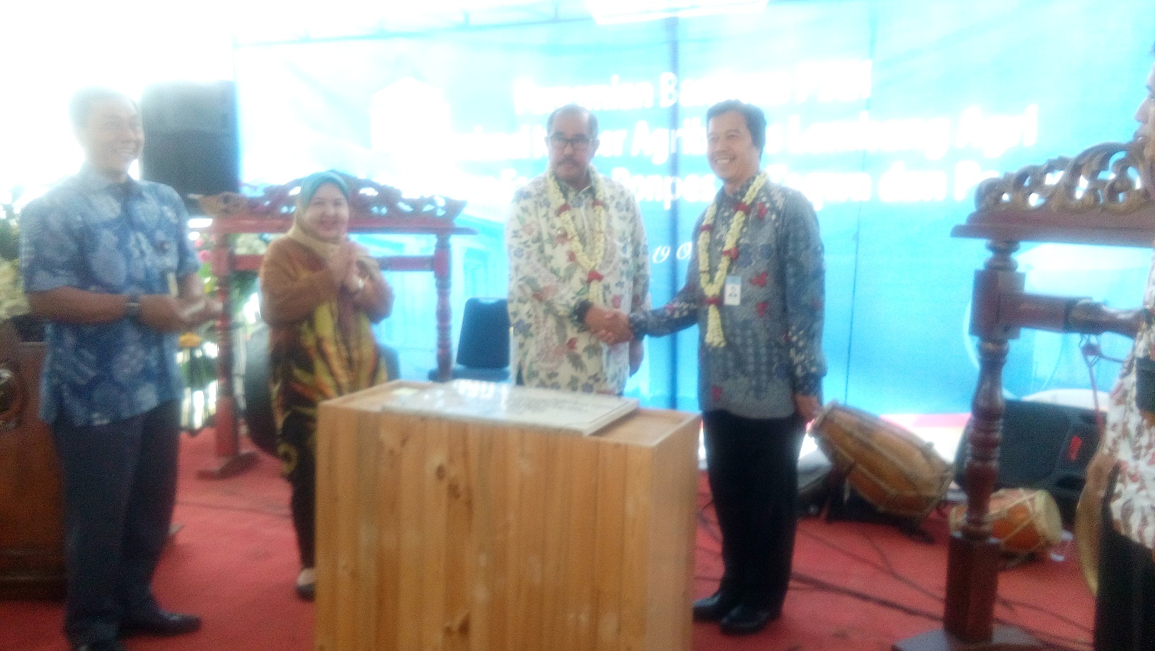 Bupati Bandung Barat, Abubakar ketika meresmikan pipanisasi bantuan dari Bank Indonesia Bupati Bandung Barat, Abubakar ketika meresmikan pipanisasi bantuan dari Bank Indonesia