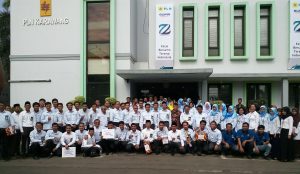 Seluruh Manager dan Karyawan PLN Karawang berfoto bersama usai acara Hari Listrik Nasional ke-72