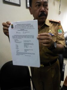 Sekda Kabupaten Karawang H. Teddy Rusfendi Sutisna saat menunjukkan Surat Izin yang diduga palsu