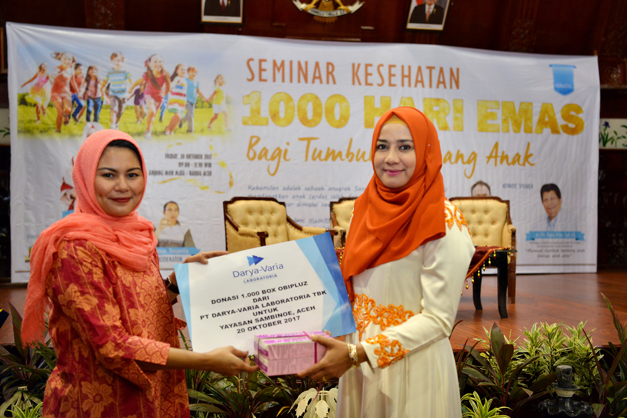 Ketua Yayasan Sambinoe Aceh, Darwati A Gani menerima donasi berupa 1000 kotak suplemen ibu dari PT. Darya-Varia Laboratoria yang nantinya akan disalurkan oleh Yayasan Sambino kepada ibu hamil, di Anjong Mon Mata, Banda Aceh, Jumat (20/10)