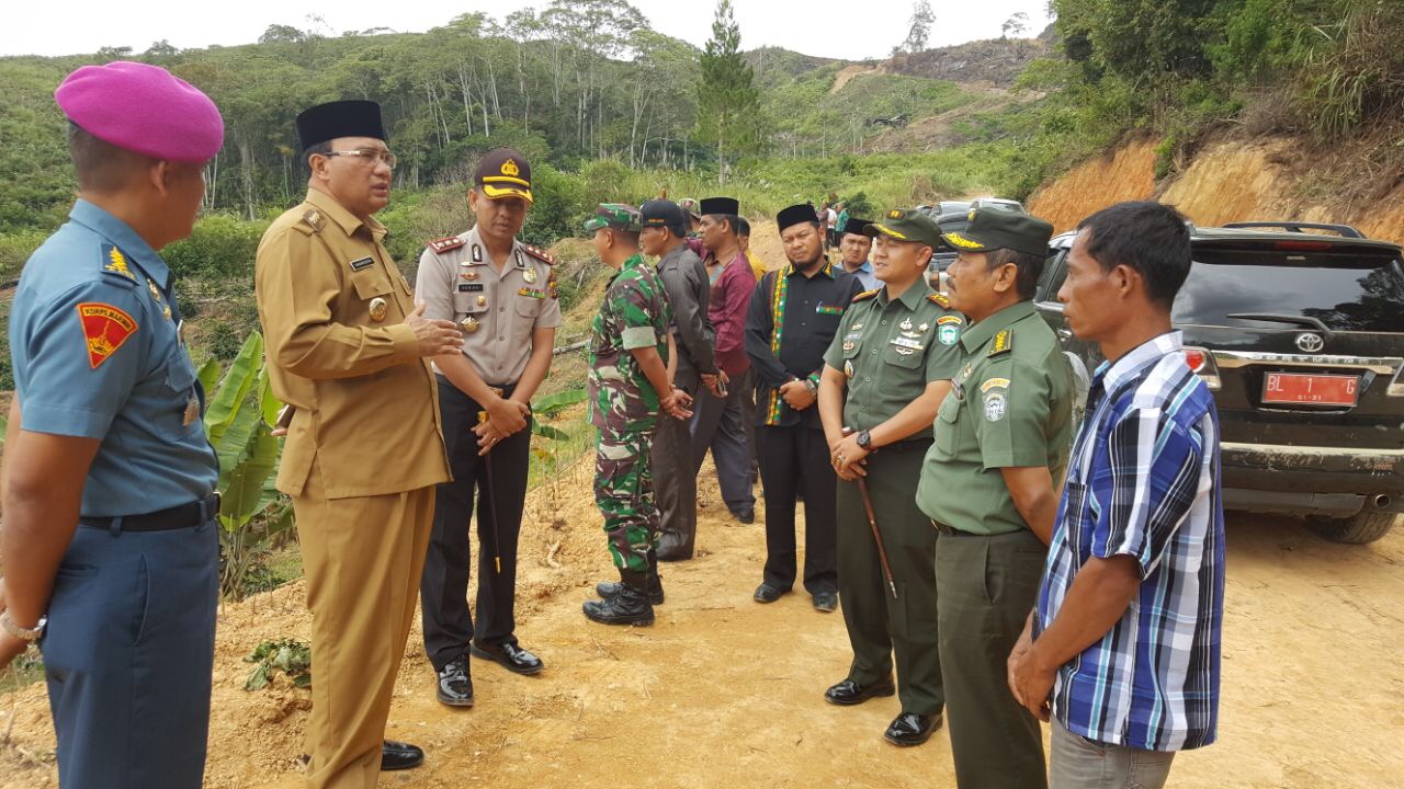 Bupati Aceh Tengah, Nasaruddin saat meninjau Pembukaan jalan Lelumu - Gelumpang Gading