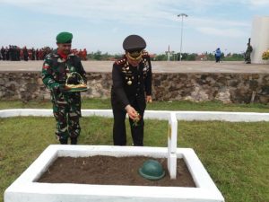 Kapolres Cirebon,AKBP H. Risto Samodra saat menabur bunga di Makam Pahlawan Desa Gegunung Kecamatan Sumber Kabupaten Cirebon