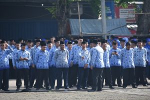 Para PNS Karawang yang mengikuti Para Veteran yang mengikuti upacara Hari Pahlawan ke-72 dipadukan dengan Hari Kesehatan Nasional ke-53 tahun 2017