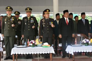 Jajaran MUSPIDA Karawang saat mengikuti upacara Hari Pahlawan ke-72 dipadukan dengan Hari Kesehatan Nasional ke-53 tahun 2017