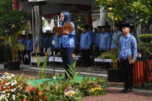 Bupati Karawang, dr. Hj. Cellica Nurrachadiana bertindak sebagai pembina upacara pada peringatan Hari Ulang Tahun (HUT)  Korps Pegawai Republik Indonesia (KORPRI) ke-46 Tingkat Kabupaten Karawang Tahun 2017 