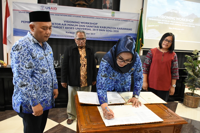 Bupati Karawang, dr. Hj. Cellica Nurrachadiana saat penandatangan Mou