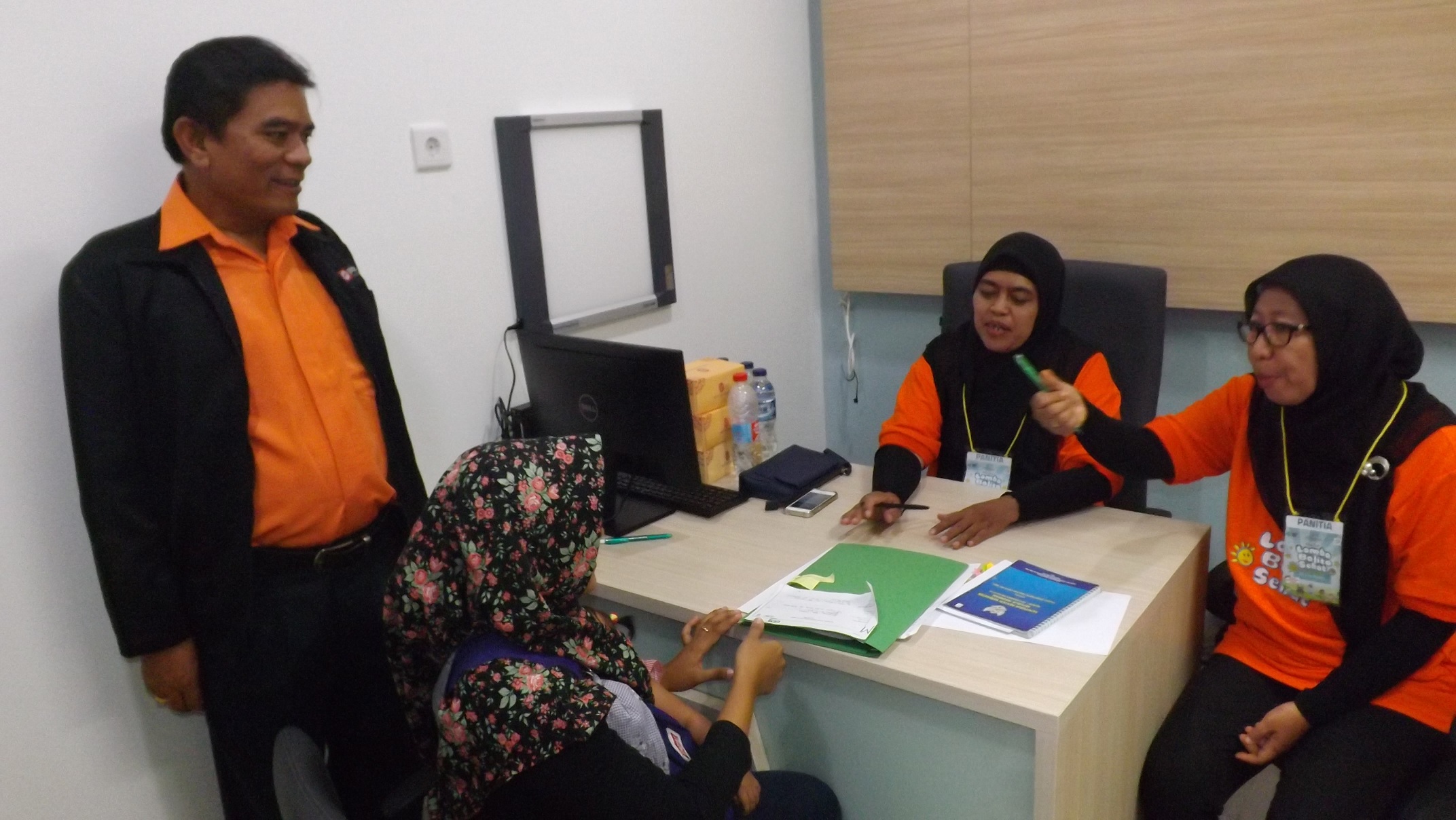 Perwakilan PT Pindo Deli, Andar Tarihoran selaku CSR dan Humas PT Pindo Deli saat melihat pengecekan balita yang dilakukaan oleh Dinkes Karawang