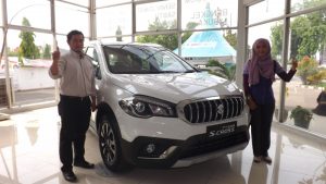 Sales Head Rengasdengklok, Dedih Suharman saat berfoto di Suzuki New SX4 S-Cross