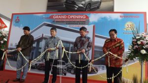 Prosesi gunting pita peresmian dealer Srikandi Diamond Motor Karawang