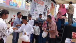 Perumnas saat memberikan santunan kepada anak yatim piatu