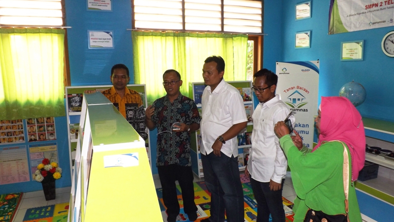 Perumnas dan PT Balai Pustaka saat melihat perpustakan taman baca yang diberikan kepada SMPN 2 Telukjambe Timur, Karawang, Jawa Barat