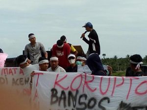 Demo Mahasiswa dan pemuda masalah Bansos 2015 Distan Aceh Timur.