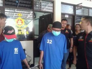 kompoltan penipu saat digiring ke Polres Purwakarta