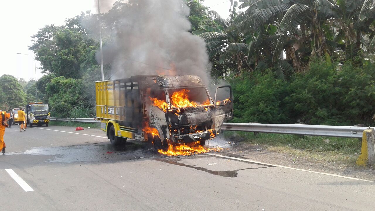 truk terbakar di tol bintara