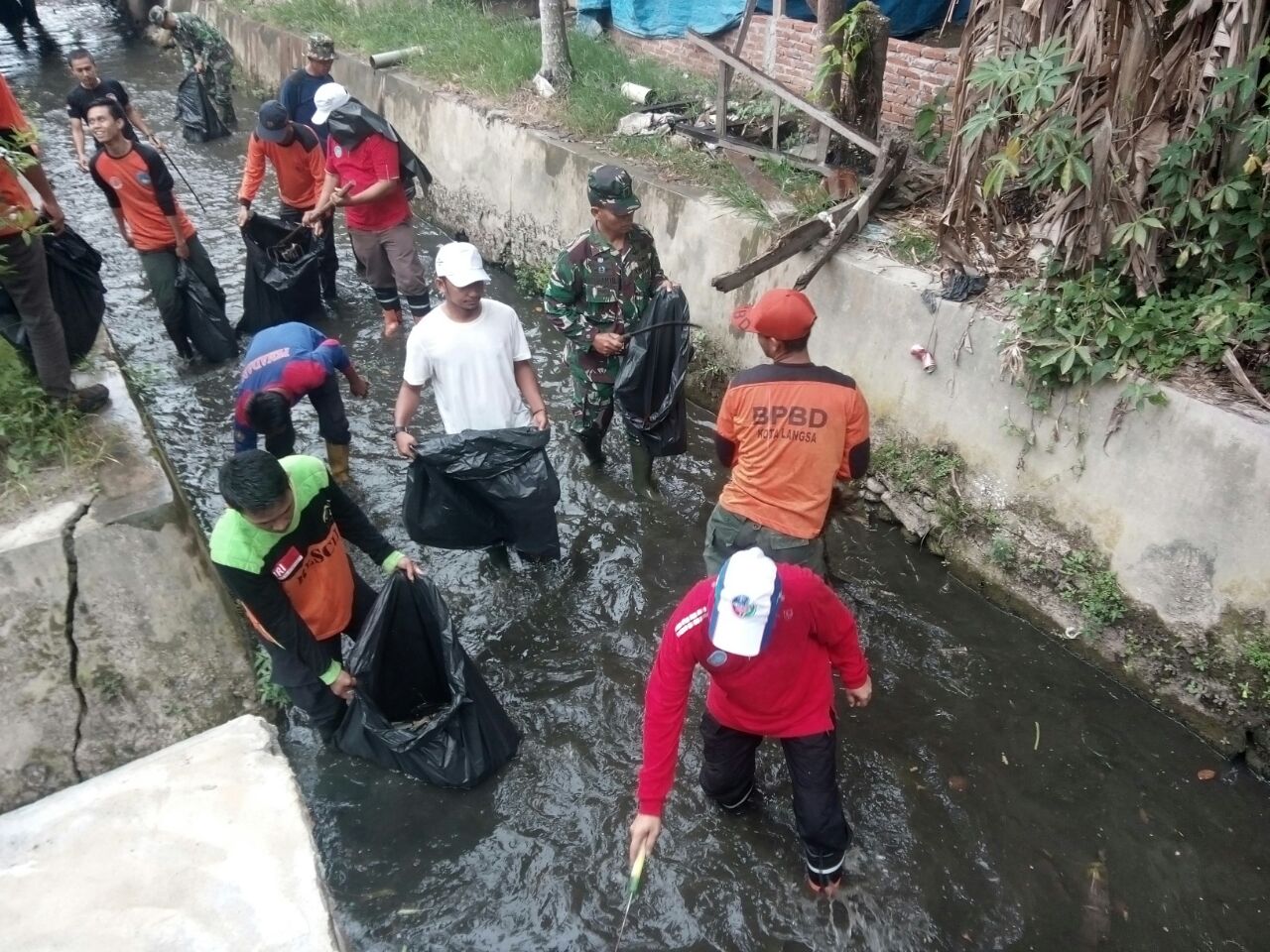 Saat membersihkan aliran sungai