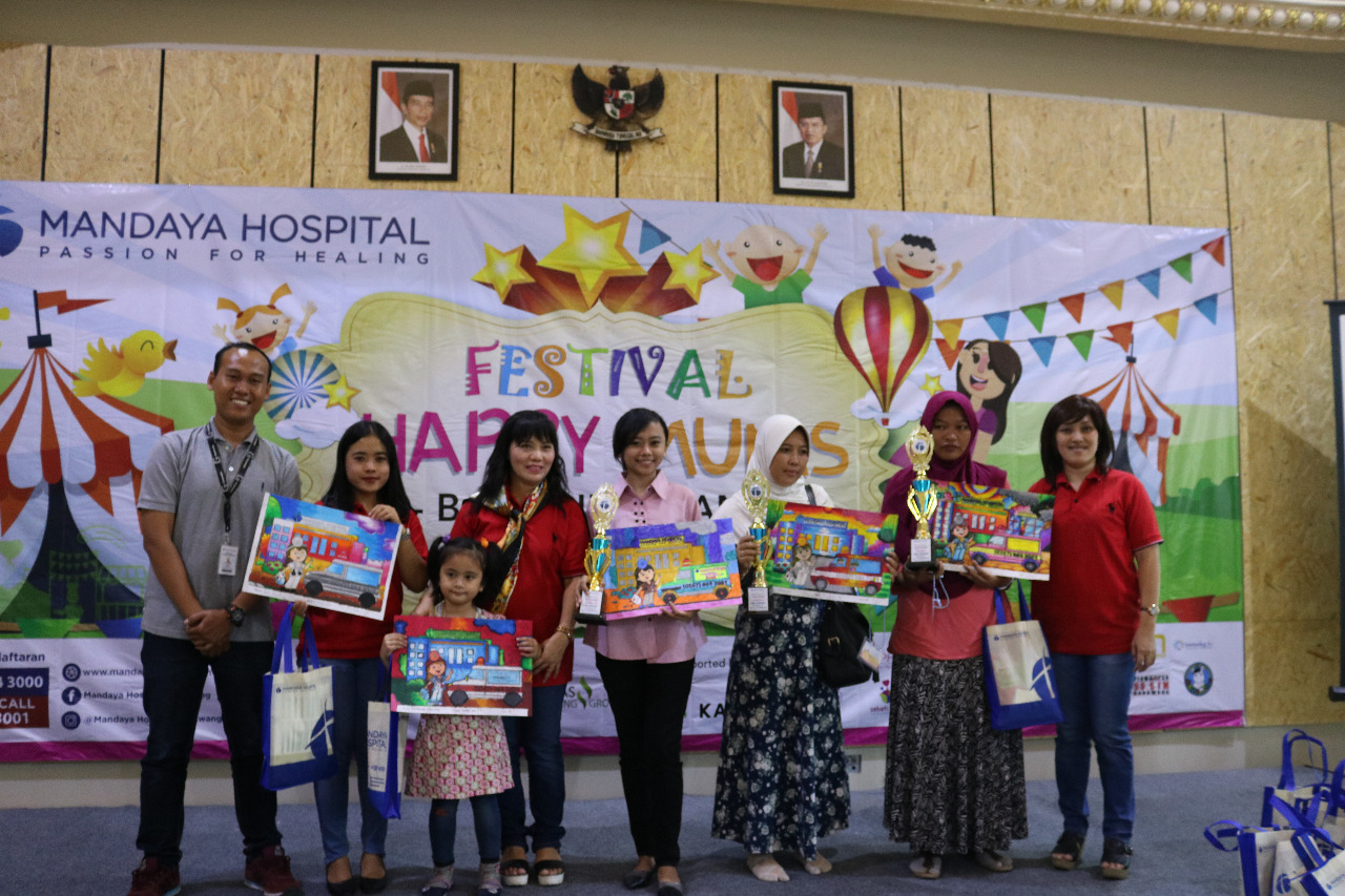 Para pemenang lomba mewarnai dalam Festival Happy Mums di Mandaya Hospital