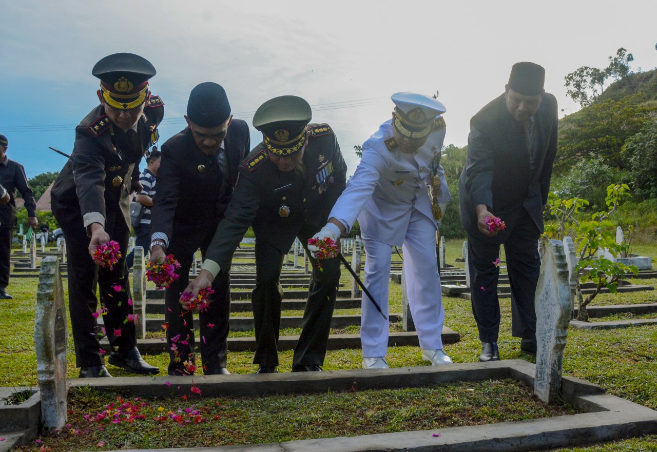 Tabur bunga di Makam Pahlawan di Desa Blang Panyang, Kecamatan Mauara Satu, Lhokseumawe