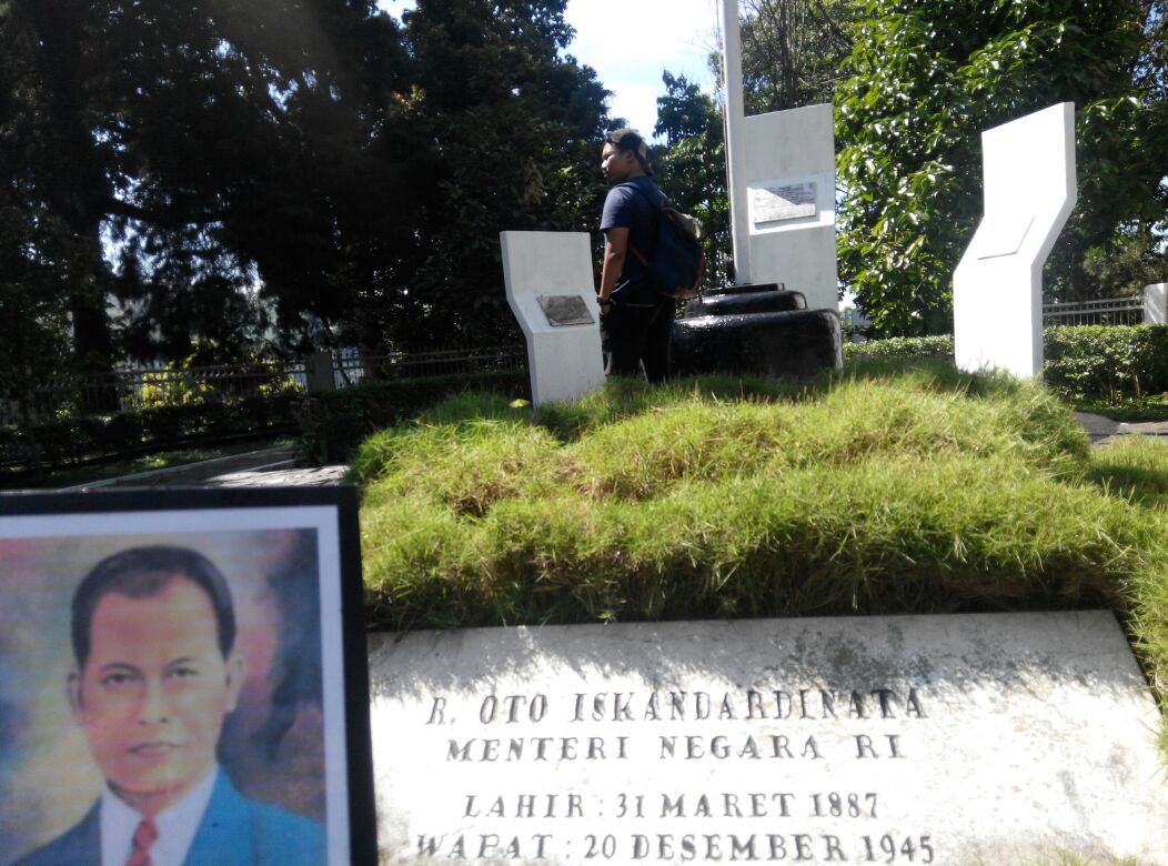 Makam pahlawan nasional.Oto Iskadar Dinata yang mendapat julukan Si Jalak Harupat ini, yang berada diruas Jalan Raya Lembang, Desa Gudang Kahuripan Lembang, Kabupaten Bandung barat, Jawa Barat sepi yang jarah pada hari memperingati Hari Pahlawan ke-72