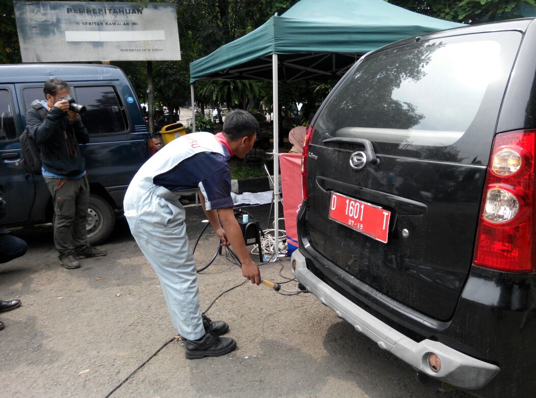 Saat pengecekan emisi kendaraan