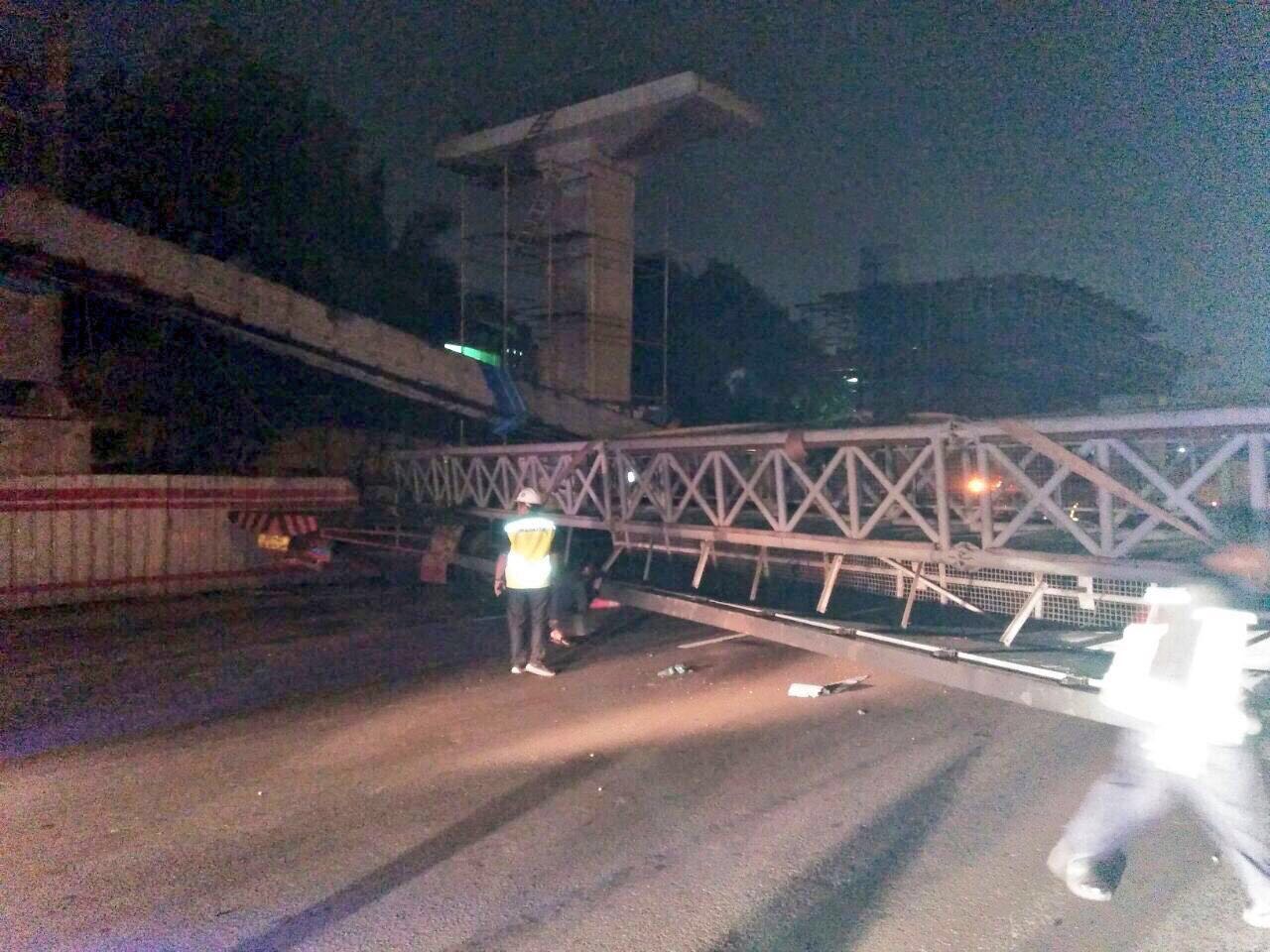 Crane terjatuh di KM 15 tutupin jalan