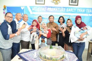 Wali Kota Bekasi, Rahmat Effendi berfoto bersama Komunitas Orangtua Bayi Prematur