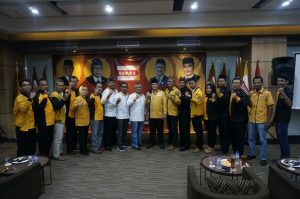 Pimpinan DPD Partai Hanura Jawa Barat, Aceng Fikri berfoto bersama DPC Partai Hanura Karawang