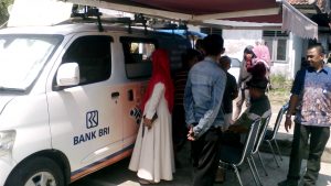 Para pengendara yang sedang membayar E-tilang di Mobil BRI