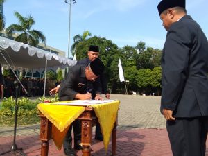 WaliKota Bekasi, Dr. Rahmat Effendi saat menandatangani Surat pelantikan