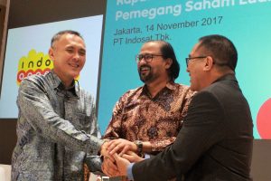 Joy Wahjudi yang resmi diangkat menjadi Direktur Utama Indosat Ooredoo berjabat tangan dengan Alexander Rusli