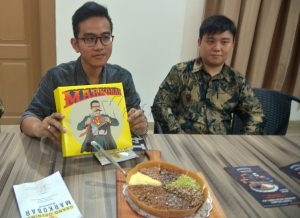 Putra Presiden Jokowi, Gibran Rakabuming Raka saat menunjukkan usaha Martabak Markobar